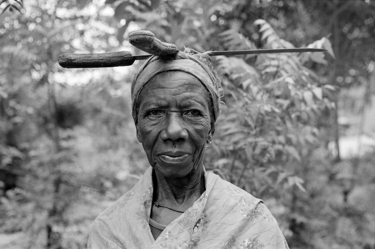 Vume, Africa: traditional pottery process, photograph 1 of 17